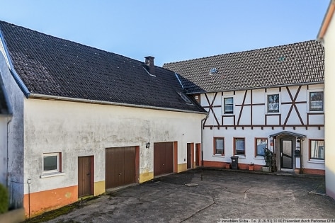 Eifler Bauernhaus mit Nebengeb�uden und gro�em Garten