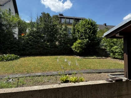Ein-Zweifamilienhaus in guter Lage von Nickenich
Baujahr 1971 -