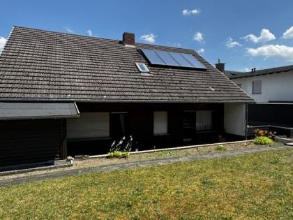 Ein-Zweifamilienhaus in guter Lage von Nickenich
Baujahr 1971 -