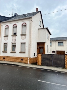 Einfamilienhaus mit Einliegerwohnung und  Wintergarten, Hof und Garage in Mlheim-Krlich, vermietet