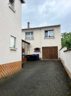 Einfamilienhaus mit Einliegerwohnung und  Wintergarten, Hof und Garage in Mlheim-Krlich, vermietet