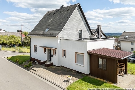 Einfamilienhaus mit groer Wiese und Doppelgarage in Wershofen