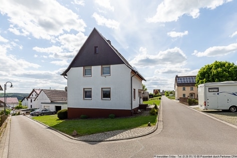 Einfamilienhaus mit groer Wiese und Doppelgarage in Wershofen
