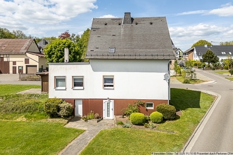 Einfamilienhaus mit groer Wiese und Doppelgarage in Wershofen