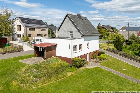 Einfamilienhaus mit groer Wiese und Doppelgarage in Wershofen