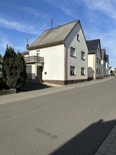 Einfamilienwohnhaus mit Doppelgarage und Garten-/Wiesengrundstck in der Eifelgemeinde Langenfeld