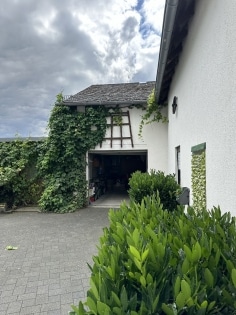 Einfamilienwohnhaus mit diversen Nebengeb�uden in ruhiger Randlage der Gemeinde Anschau