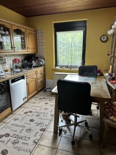 Einfamilienwohnhaus mit diversen Nebengeb�uden in ruhiger Randlage der Gemeinde Anschau