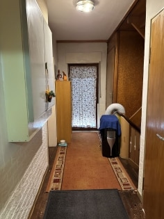 Einfamilienwohnhaus mit diversen Nebengeb�uden in ruhiger Randlage der Gemeinde Anschau