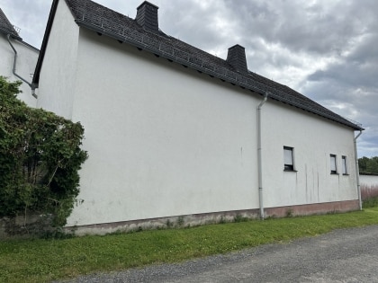 Einfamilienwohnhaus mit diversen Nebengeb�uden in ruhiger Randlage der Gemeinde Anschau