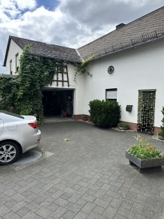 Einfamilienwohnhaus mit diversen Nebengeb�uden in ruhiger Randlage der Gemeinde Anschau