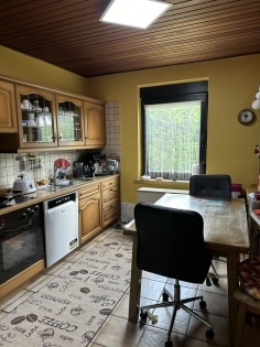 Einfamilienwohnhaus mit diversen Nebengeb�uden in ruhiger Randlage der Gemeinde Anschau