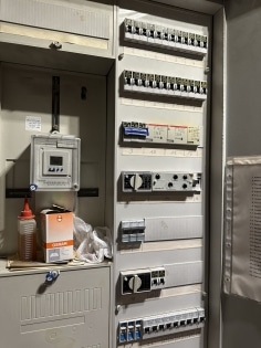 Einfamilienwohnhaus mit diversen Nebengeb�uden in ruhiger Randlage der Gemeinde Anschau