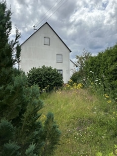 Einfamilienwohnhaus mit diversen Nebengeb�uden in ruhiger Randlage der Gemeinde Anschau