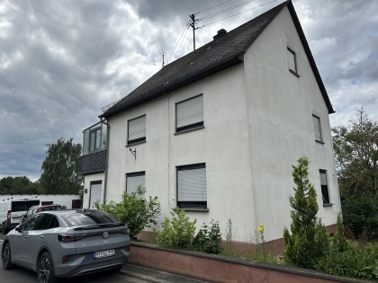 Einfamilienwohnhaus mit diversen Nebengeb�uden in ruhiger Randlage der Gemeinde Anschau