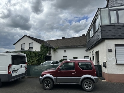 Einfamilienwohnhaus mit diversen Nebengeb�uden in ruhiger Randlage der Gemeinde Anschau