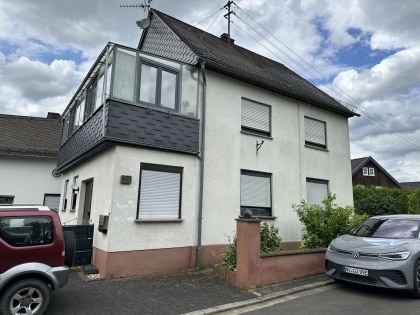 Einfamilienwohnhaus mit diversen Nebengeb�uden in ruhiger Randlage der Gemeinde Anschau