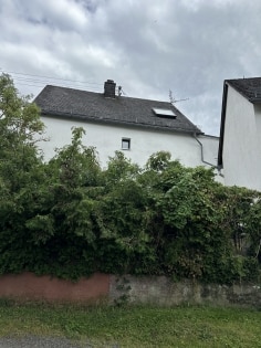 Einfamilienwohnhaus mit diversen Nebengeb�uden in ruhiger Randlage der Gemeinde Anschau