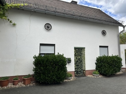 Einfamilienwohnhaus mit diversen Nebengeb�uden in ruhiger Randlage der Gemeinde Anschau