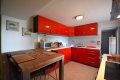 Einseitig angebautes Wohnhaus mit Garage, berdachter Terrasse und Garten