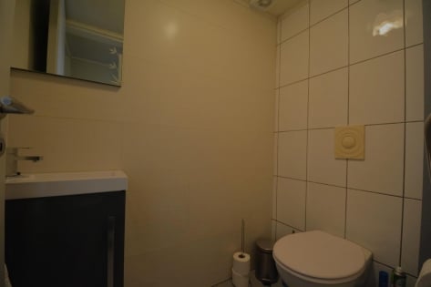 Einseitig angebautes Wohnhaus mit Garage, berdachter Terrasse und Garten