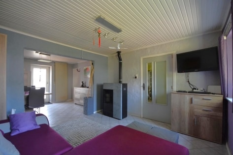 Einseitig angebautes Wohnhaus mit Garage, berdachter Terrasse und Garten
