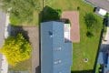 Einseitig angebautes Wohnhaus mit Garage, berdachter Terrasse und Garten