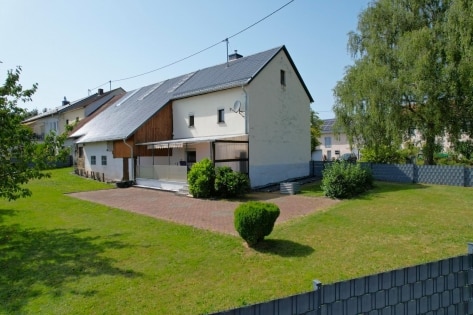 Einseitig angebautes Wohnhaus mit Garage, berdachter Terrasse und Garten