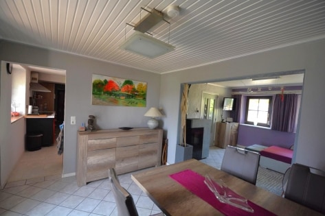 Einseitig angebautes Wohnhaus mit Garage, berdachter Terrasse und Garten