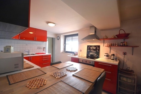 Einseitig angebautes Wohnhaus mit Garage, berdachter Terrasse und Garten