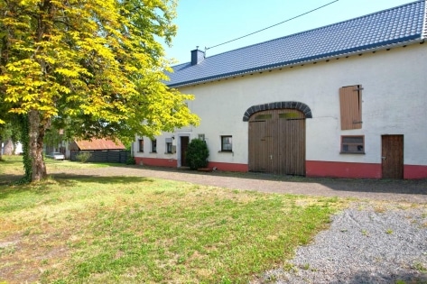 Einseitig angebautes Wohnhaus mit Garage, berdachter Terrasse und Garten