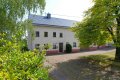Einseitig angebautes Wohnhaus mit Garage, berdachter Terrasse und Garten