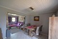Einseitig angebautes Wohnhaus mit Garage, berdachter Terrasse und Garten