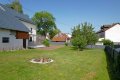 Einseitig angebautes Wohnhaus mit Garage, berdachter Terrasse und Garten