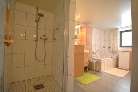 Einseitig angebautes Wohnhaus mit Garage, berdachter Terrasse und Garten