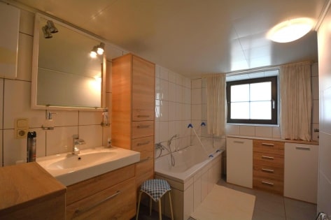 Einseitig angebautes Wohnhaus mit Garage, berdachter Terrasse und Garten
