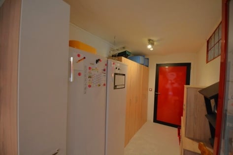 Einseitig angebautes Wohnhaus mit Garage, berdachter Terrasse und Garten