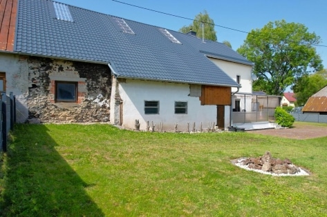 Einseitig angebautes Wohnhaus mit Garage, berdachter Terrasse und Garten