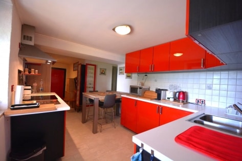 Einseitig angebautes Wohnhaus mit Garage, berdachter Terrasse und Garten