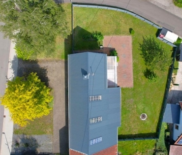 Einseitig angebautes Wohnhaus mit Garage, berdachter Terrasse und Garten