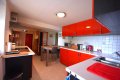 Einseitig angebautes Wohnhaus mit Garage, berdachter Terrasse und Garten