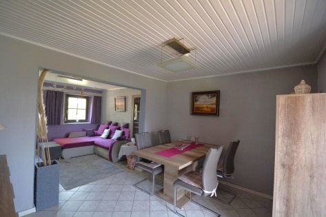 Einseitig angebautes Wohnhaus mit Garage, berdachter Terrasse und Garten