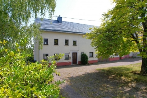 Einseitig angebautes Wohnhaus mit Garage, berdachter Terrasse und Garten