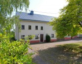 Einseitig angebautes Wohnhaus mit Garage, berdachter Terrasse und Garten
