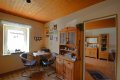 Einseitig angebautes Wohnhaus mit Garten und Garage
