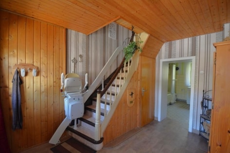Einseitig angebautes Wohnhaus mit Garten und Garage