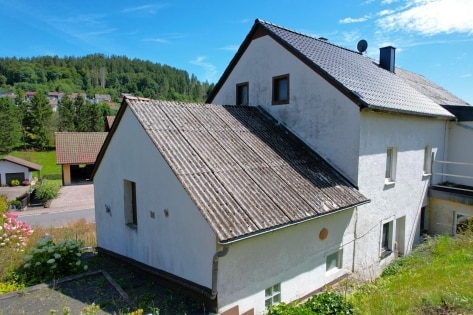 Einseitig angebautes Wohnhaus mit Garten und Garage