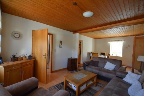 Einseitig angebautes Wohnhaus mit Garten und Garage