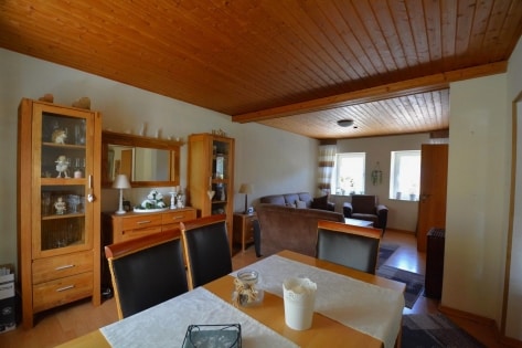 Einseitig angebautes Wohnhaus mit Garten und Garage