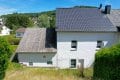 Einseitig angebautes Wohnhaus mit Garten und Garage